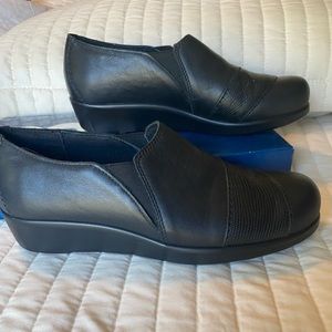 Like NEW, 1/2 Off! Originally $149 Womens Black SAS Nora Slip On Shoes Size 6.5M